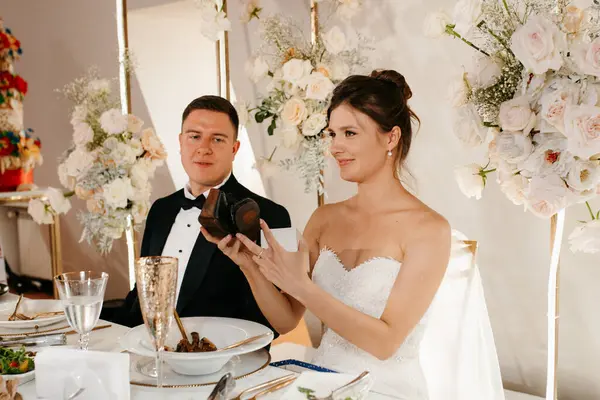 Yeni evlilerin portresi düğün şöleninde başkanlık makamında.