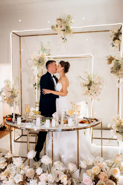 Yeni evlilerin portresi düğün şöleninde başkanlık makamında.