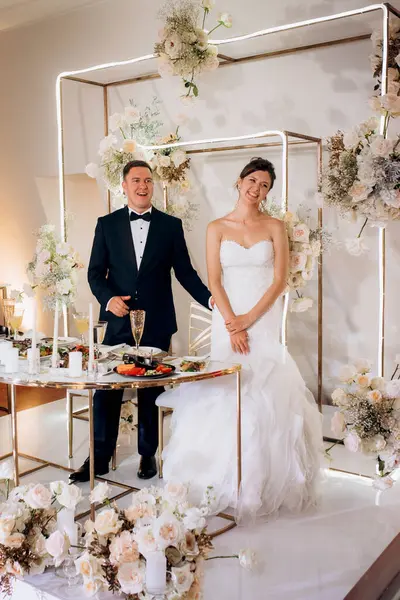 Yeni evlilerin portresi düğün şöleninde başkanlık makamında.