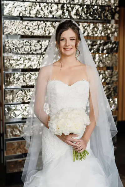 Beyaz elbiseli gelin otelin içindeki eğitim kampında.