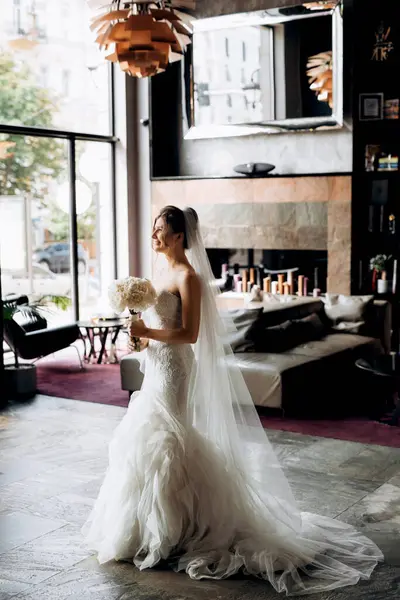 Beyaz elbiseli gelin otelin içindeki eğitim kampında.