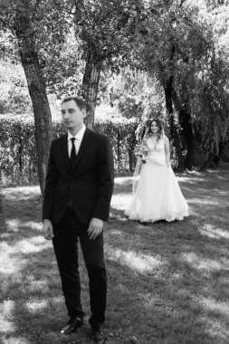 Gelin ve damadın parktaki ilk buluşması.