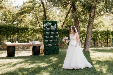 Gelin ve damadın parktaki ilk buluşması.