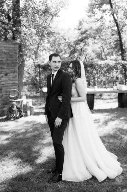 Gelin ve damadın parktaki ilk buluşması.