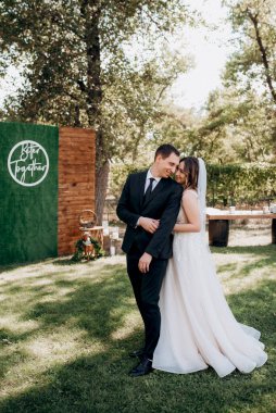 Gelin ve damadın parktaki ilk buluşması.