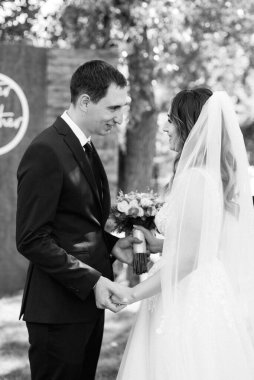 Gelin ve damadın parktaki ilk buluşması.