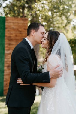 Gelin ve damadın parktaki ilk buluşması.