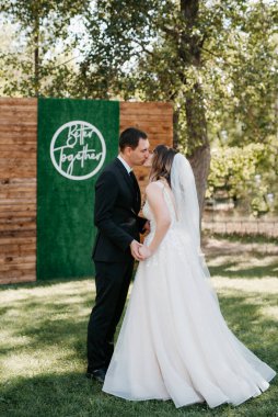 Gelin ve damadın parktaki ilk buluşması.