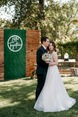 Gelin ve damadın parktaki ilk buluşması.