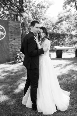 Gelin ve damadın parktaki ilk buluşması.