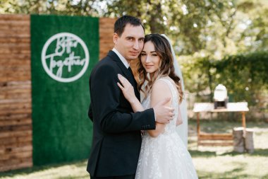 Gelin ve damadın parktaki ilk buluşması.