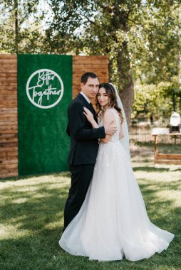 Gelin ve damadın parktaki ilk buluşması.