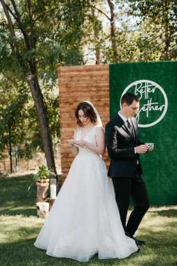 Gelin ve damadın parktaki ilk buluşması.