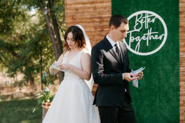 Gelin ve damadın parktaki ilk buluşması.