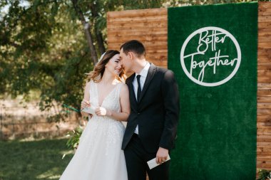 Gelin ve damadın parktaki ilk buluşması.