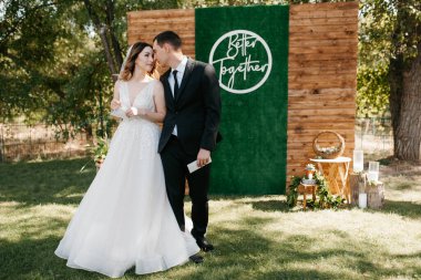 Gelin ve damadın parktaki ilk buluşması.