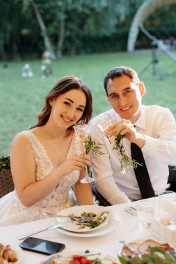 Yeni evlilerin portresi düğün şöleninde başkanlık makamında.