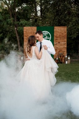 Gelin ve damadın ilk dansı ağır dumanla