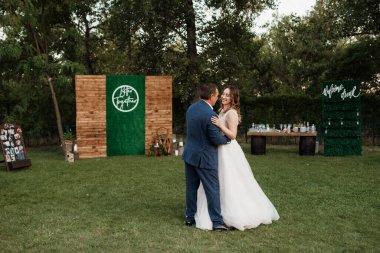 Gelin ve damadın ilk dansı ağır dumanla