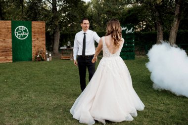 Gelin ve damadın ilk dansı ağır dumanla