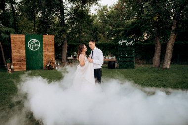 Gelin ve damadın ilk dansı ağır dumanla