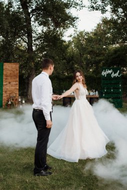 Gelin ve damadın ilk dansı ağır dumanla