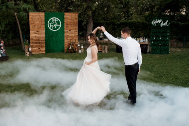 Gelin ve damadın ilk dansı ağır dumanla