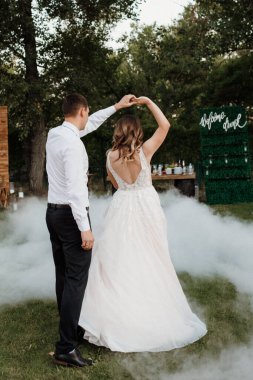 Gelin ve damadın ilk dansı ağır dumanla