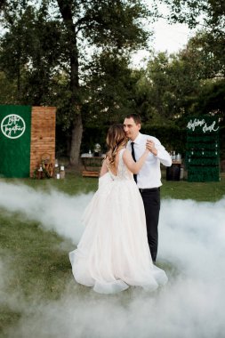 Gelin ve damadın ilk dansı ağır dumanla