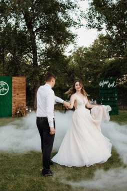 Gelin ve damadın ilk dansı ağır dumanla