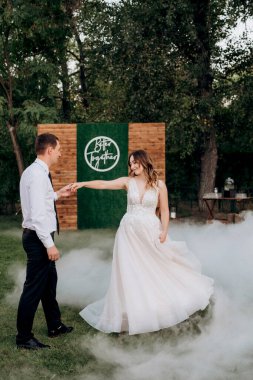 Gelin ve damadın ilk dansı ağır dumanla