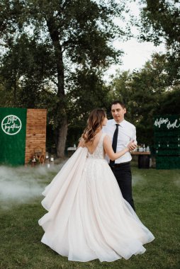 Gelin ve damadın ilk dansı ağır dumanla