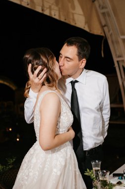 Yeni evlilerin portresi düğün şöleninde başkanlık makamında.