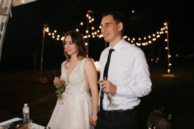 Yeni evlilerin portresi düğün şöleninde başkanlık makamında.