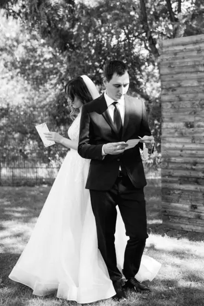 Gelin ve damadın parktaki ilk buluşması.