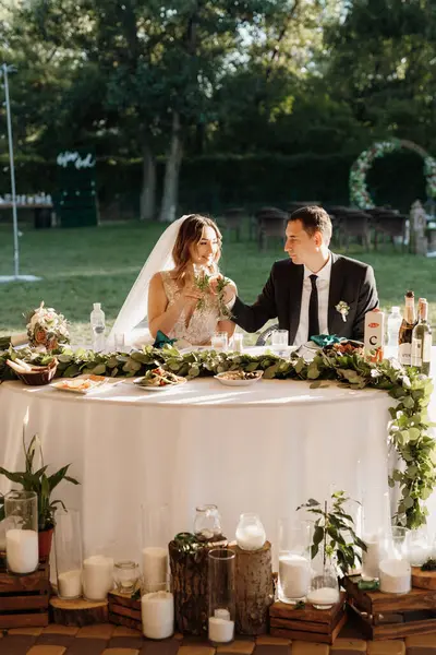 Yeni evlilerin portresi düğün şöleninde başkanlık makamında.