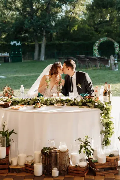 Yeni evlilerin portresi düğün şöleninde başkanlık makamında.