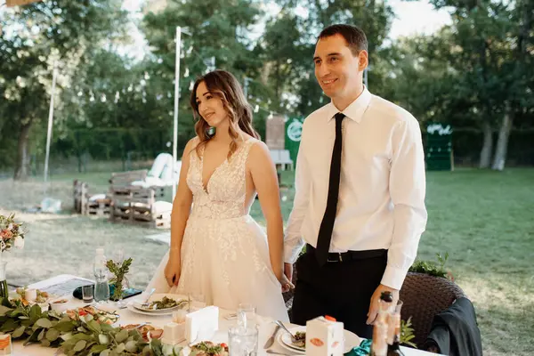 Yeni evlilerin portresi düğün şöleninde başkanlık makamında.