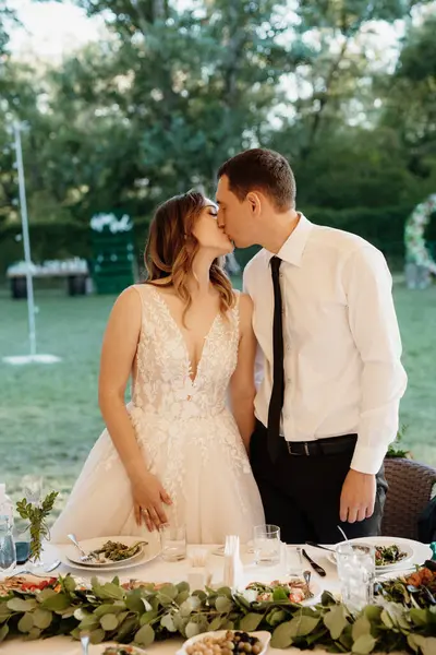 Yeni evlilerin portresi düğün şöleninde başkanlık makamında.