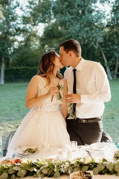 Yeni evlilerin portresi düğün şöleninde başkanlık makamında.