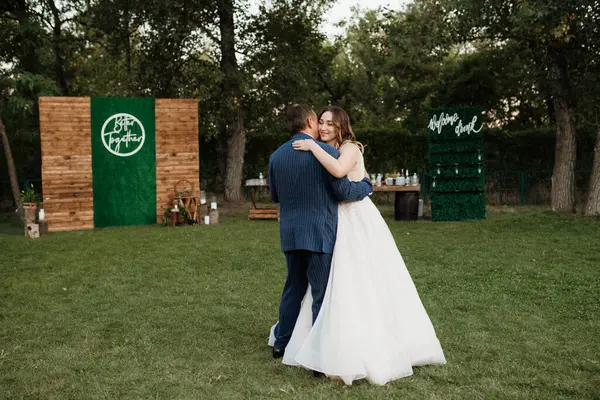 Gelin ve damadın ilk dansı ağır dumanla