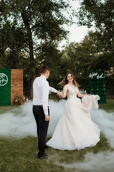 Gelin ve damadın ilk dansı ağır dumanla