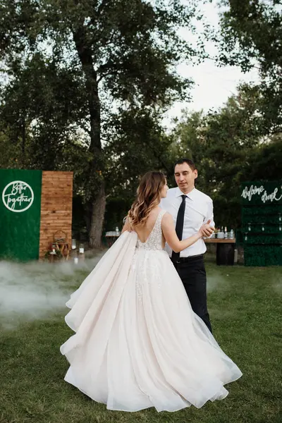 Gelin ve damadın ilk dansı ağır dumanla