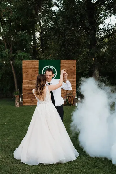 Gelin ve damadın ilk dansı ağır dumanla