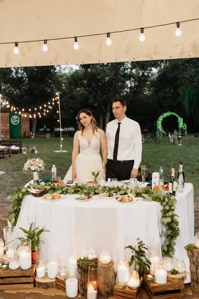 Yeni evlilerin portresi düğün şöleninde başkanlık makamında.