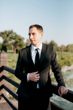 Genç sakallı bir adamın portresi Sudaki damat