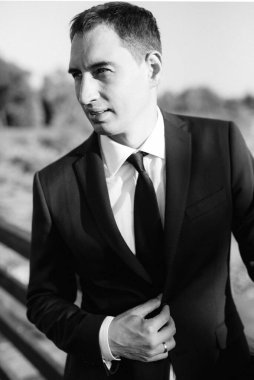 Genç sakallı bir adamın portresi Sudaki damat