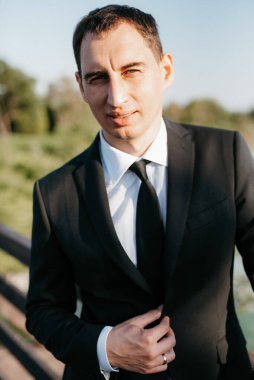 Genç sakallı bir adamın portresi Sudaki damat