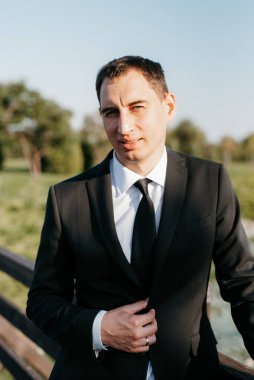 Genç sakallı bir adamın portresi Sudaki damat