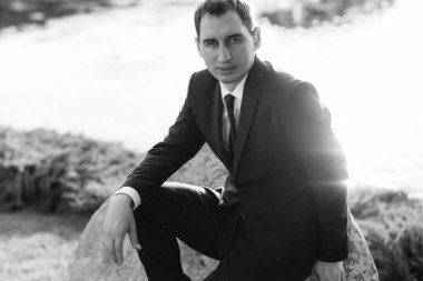 Genç sakallı bir adamın portresi Sudaki damat